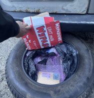 У пункті пропуску на Львівщині в запасному колесі знайшли партію Ihone на 4 млн грн – 01