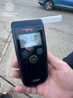 У Львові пʼяний водій Mitsubishi вʼїхав у стовп та пошкодив шиномонтаж – 01