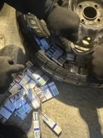 Меч, цигарки і вживані iPhone намагалися перевезти через кордон на Львівщині – 04