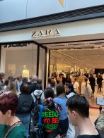 Фото черги перед магазином Zara перед відкриттям