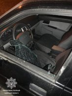 Намагався сховатися, але не встиг: у Львові патрульні затримали чоловіка, який розбив скло у чотирьох авто – 01