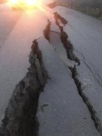 Наче після землетрусу: на Львівщині люди скаржаться на дороги із величезними тріщинами (фото) – 07