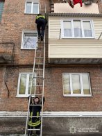 На Львівщині мама на добу залишила в квартирі восьмирічну доньку і немовля – 01