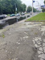 У Львові стався витік води, на газоні утворилось болото (фото) – 03