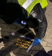 Вилучили 104 пакети із порошкоподібною речовиною: у Львові затримали «закладчика» – 03