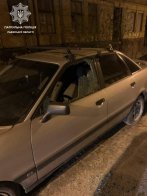 Намагався сховатися, але не встиг: у Львові патрульні затримали чоловіка, який розбив скло у чотирьох авто – 02