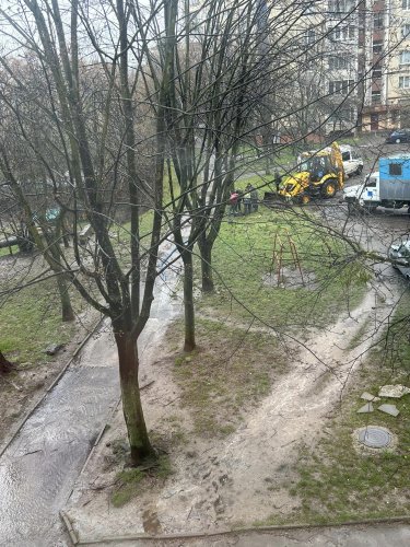 Комунальники у Львові зливають воду з каналізації на тротуари – 01