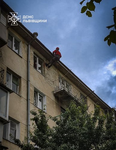 Львівські рятувальники спустилися з даху на балкон, щоб врятувати жінку у квартирі – 01
