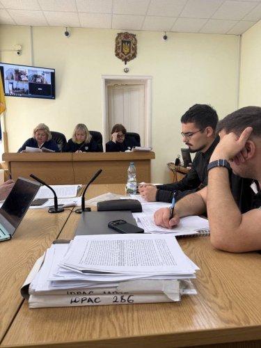 Чоловік в окулярах та з бородою — водій Владислав Юрас