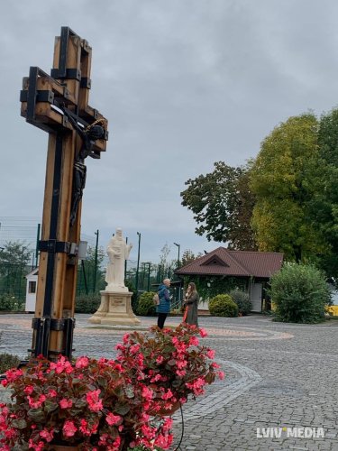 Пам'ятник Шептицькому біля дерев'яної церкви Пресвятої Богородиці