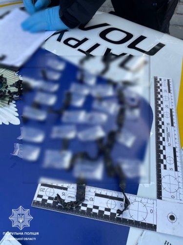 Вночі у Львові поліція затримала чоловіка з 31 згортком наркотиків – 01