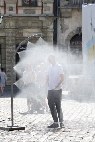 Львів’яни рятуються від спеки під водяними арками на площі Ринок – 05
