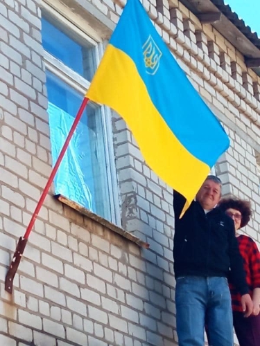Прапор над звільненою Великою Олександрівкою. Фото: Ігор Йосипенко