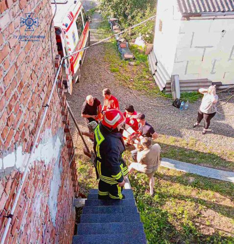 Упав з горища та зламав хребет: на Львівщині рятувальники допомогли медикам транспортувати потерпілого – 01