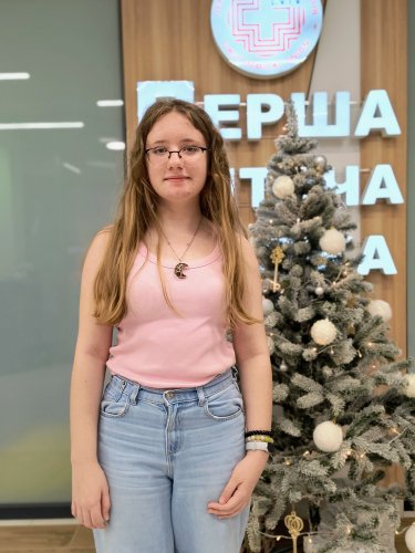 Школярка з Львівщини тиждень ходила з голкою, яку випадково загнала в руку – 01