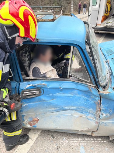 Через потрійну ДТП при в’їзді в Трускавець у автомобілі застрягла пасажирка – 01