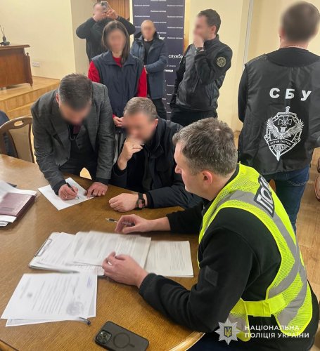 Підозрюваний у хабарництві львівський митник через суд поновився на посаді – 01