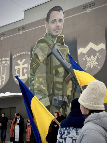 На фасаді школи в Шептицькому відкрили стінопис захиснику Олегу Кавецькому – 01