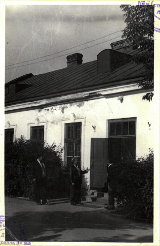 Колишній табірний поліцейський Олександр Самсонов (в центрі) перед дверима будівлі, де розміщувалась табірна хліборізка, серпень 1976 року. Джерело: Галузевий державний архів СБУ