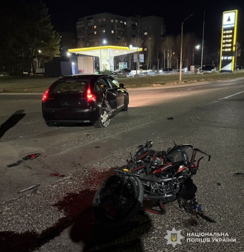 У Новояворівську зіткнулися мотоцикл і Citroen: двоє людей у лікарні – 01