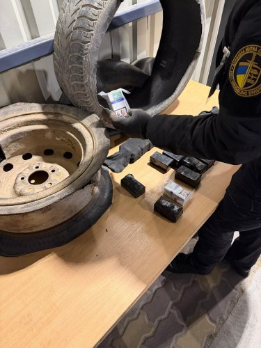 Сигарети у запасному колесі