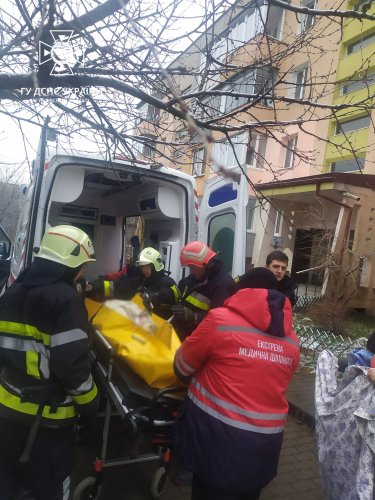 Впала та не могла відчинити двері: у Львівському районі рятувальники допомогли 84-річній жінці – 01