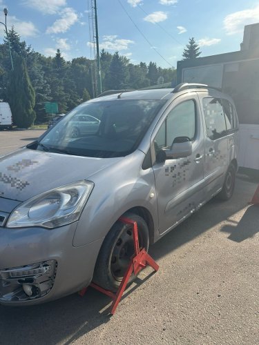Прикордонники на Львівщині зупинили два авто, що перебували в розшуку Інтерполу – 01