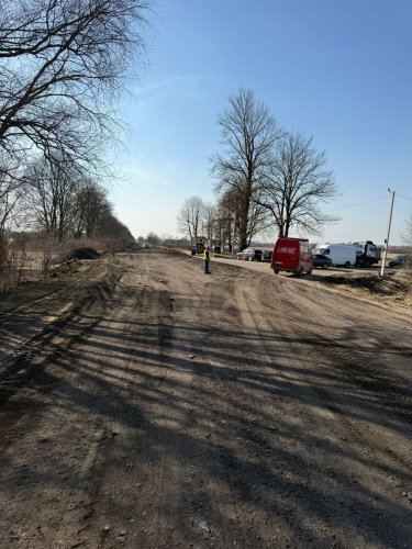 На Львівщині ще на одній місцевій дорозі почали ремонтувати ями після зими – 01