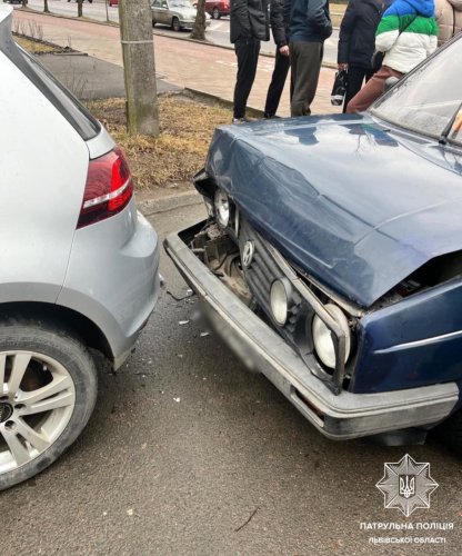 У Львові п’яний водій скоїв ДТП і почав пити горілку перед патрульними – 01