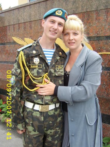 Олег Бабій із мамою під час навчання в Академії сухопутний військ. Фото із сімейного архіву