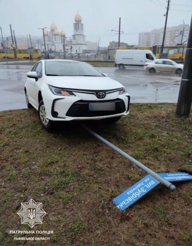 Не зміг обрати правильний шлях: на Сихові 18-річний горе-водій скоїв ДТП – 01