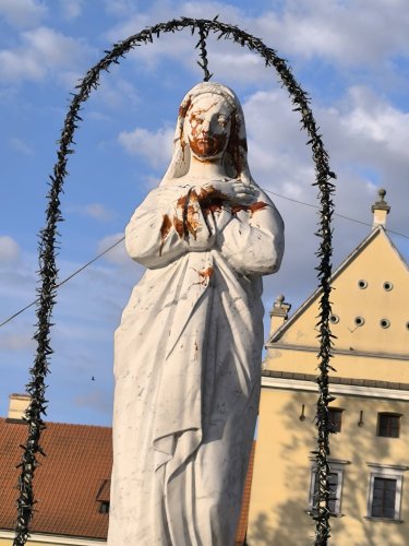 Забруднена скульптура Божої Матері у центрі Жовкви