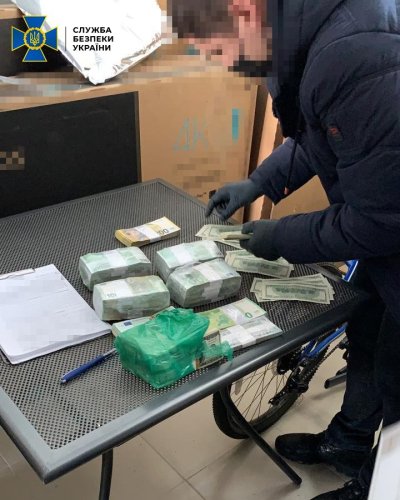 Фото правоохоронців із проведення обшуку на ЛДАРЗ