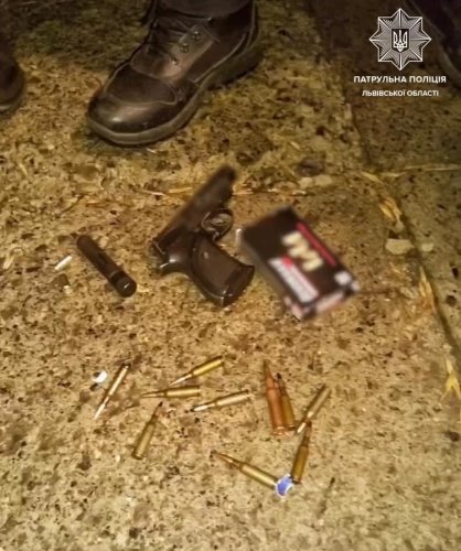 Пістолет, який вилучили у чоловіка. Фото: патрульна поліція Львівщини