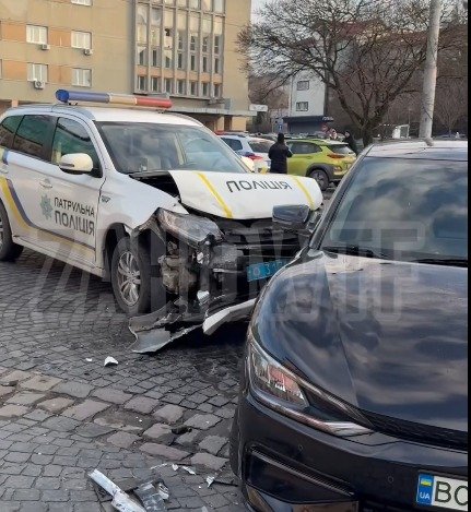 Двох працівників поліції госпіталізували через ДТП у центрі Львова – 01