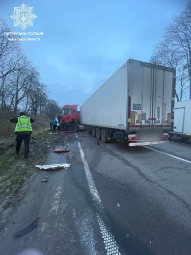 Наслідки зіткнення двох вантажівок на Львівщині. Фото: Патрульна поліція