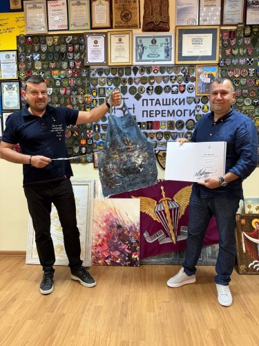 Львівські благодійники продадуть з аукціону фартух художника Івана Марчука – 02