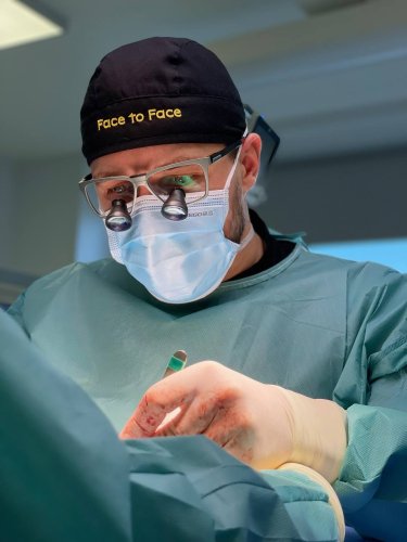 Медики проводять одну з операцій