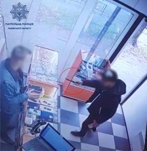 Львівські патрульні затримали чоловіка, який погрожував ножем працівникам магазину – 01
