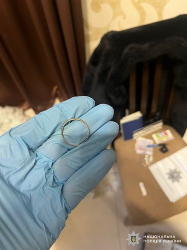 Викрадена каблучка, яку знайшли під час обшуків