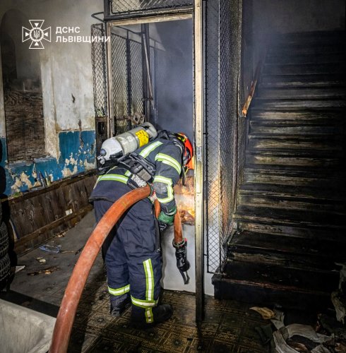 У Львові з будинку евакуювали мешканців через пожежу в ліфтовій шахті – 01