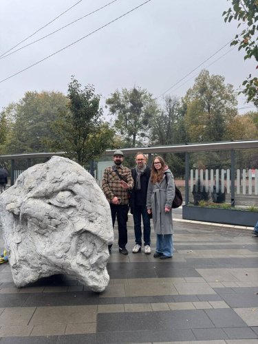 Фото “Тотема” на перехресті двох вулиць