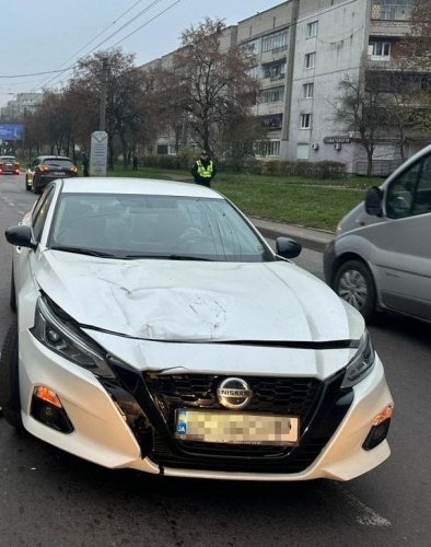 Автівка, яка збила жінку. Фото: поліція Львівської області