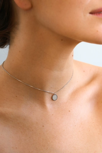 Кольє з діамантом: прикраса, що завершує образ, не підкоряючи його – 01