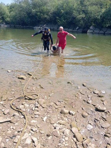 Водолази дістали тіло з води