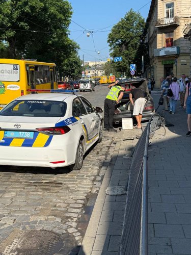 У центрі Львова водій під наркотиками зніс металевий паркан – 01