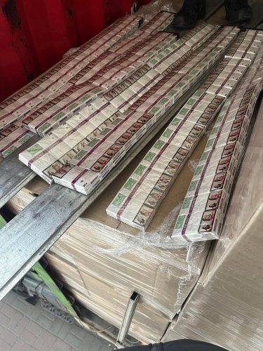 На кордоні з Польщею львівські митники затримали вантажівку з контрабандою сигарет – 01