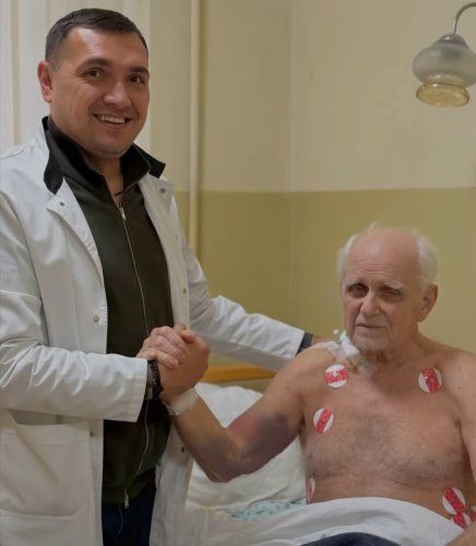 90-річний дідусь разом із лікарем після проведення операції 