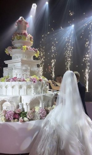 Двометровий весільний торт новоствореної родини Ільницьких (Щоб збільшити натисніть на зображення)