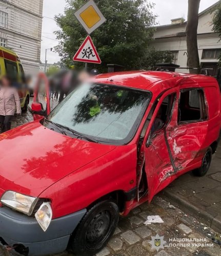 У Львові госпіталізували шістьох постраждалих у ДТП з маршруткою – 01
